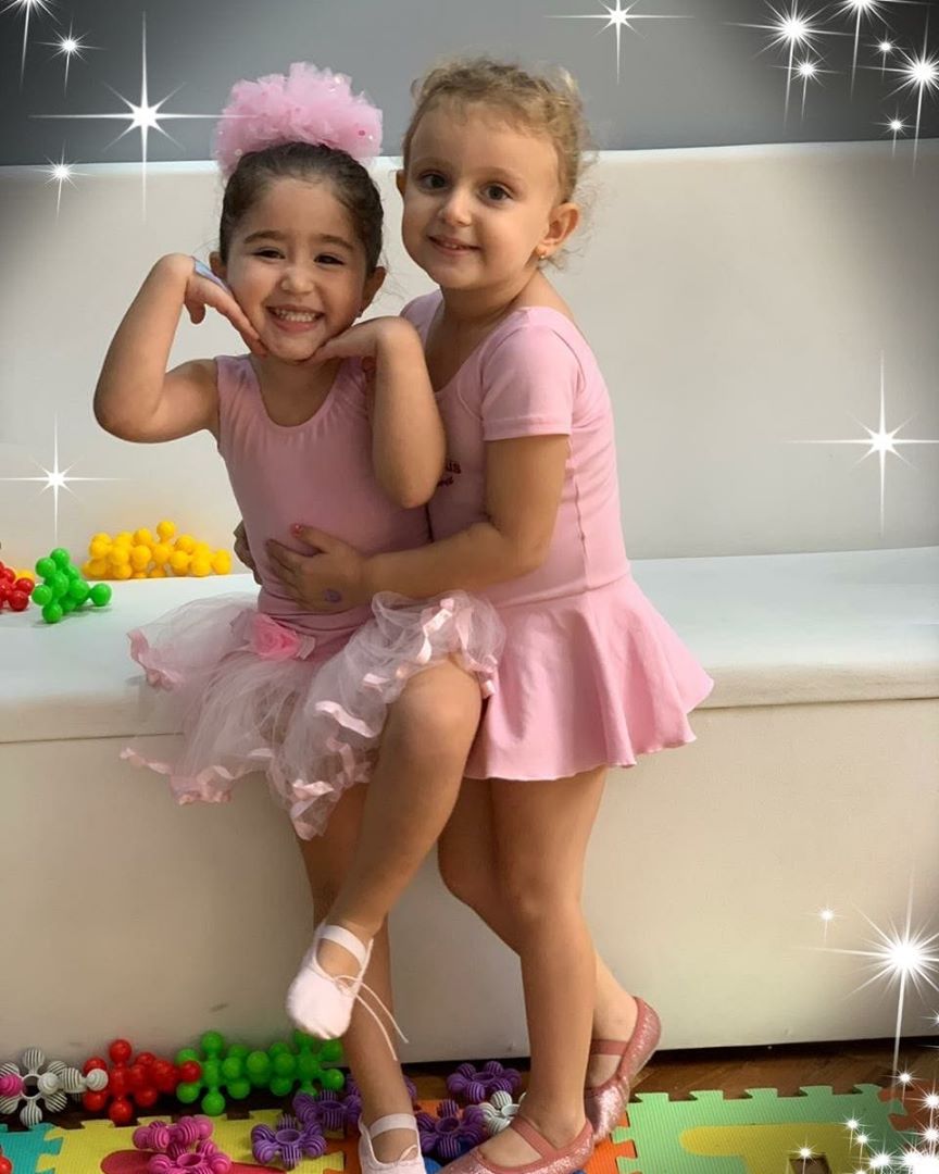 Meninas abraçando durante aula de ballet